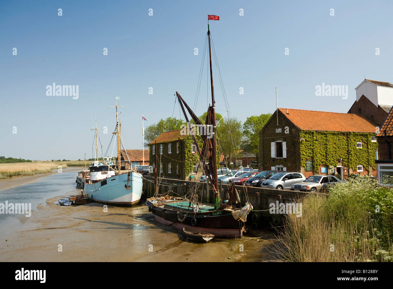 UK England Suffolk Snape Maltings Nadir Boot vertäut am Fluss Alde Kai Stockfoto