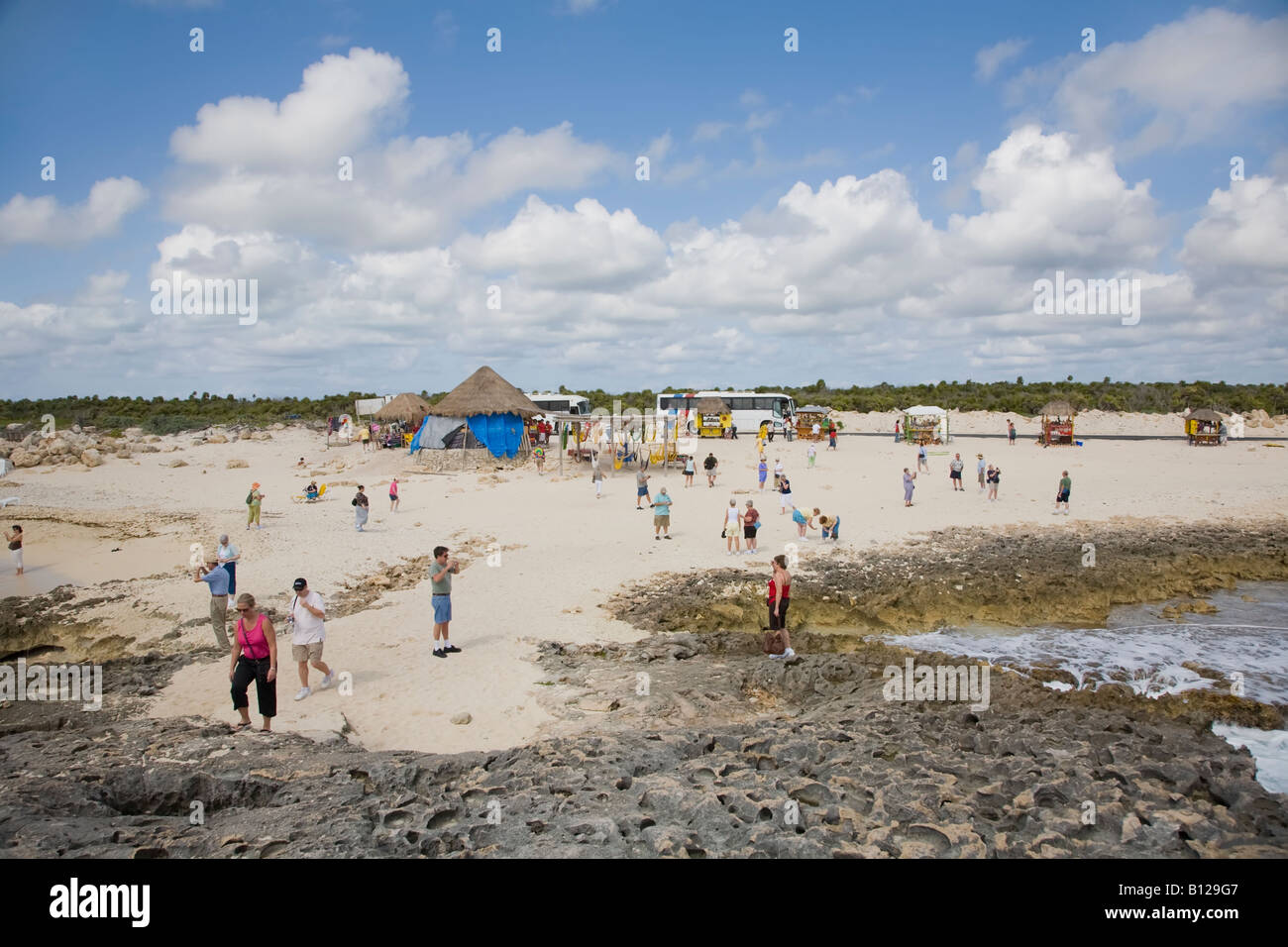 Touristen am Strand an der felsigen Küste des karibischen Meeres an der Ost Küste von Cozumel Mexiko Stockfoto