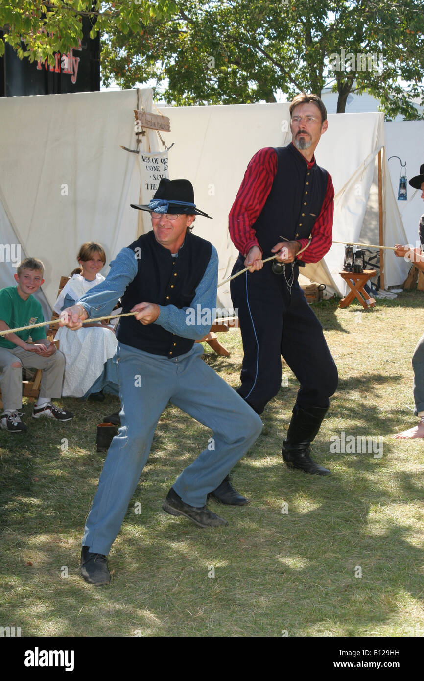 Tug Of War Bürgerkrieg Ära Reenactment Canfield Fair Canfield Ohio Stockfoto