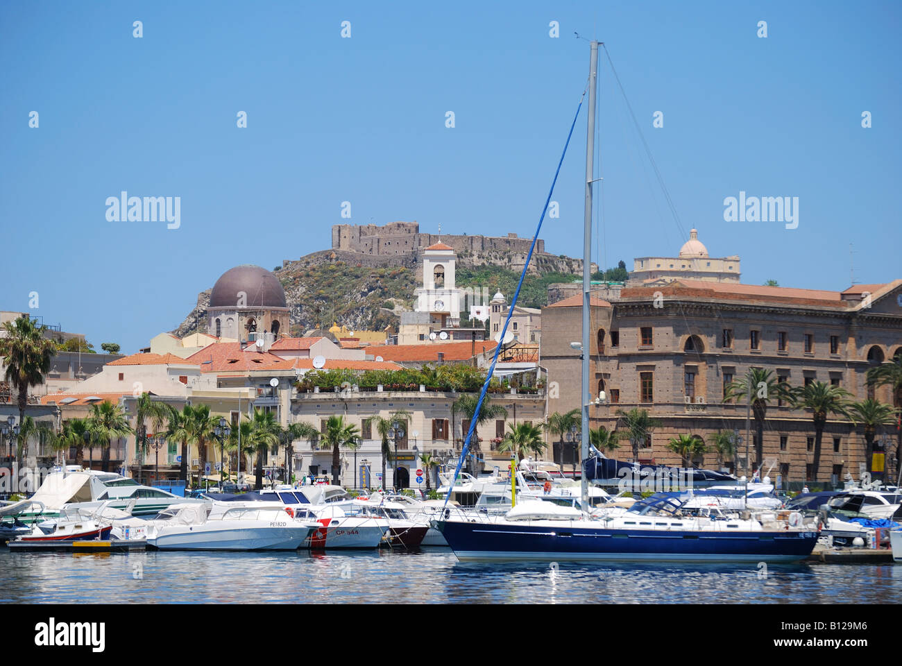 Hafen- und Schlossblick, Milazzo, Capo di Milazzo, Provinz Messina, Sizilien, Italien Stockfoto