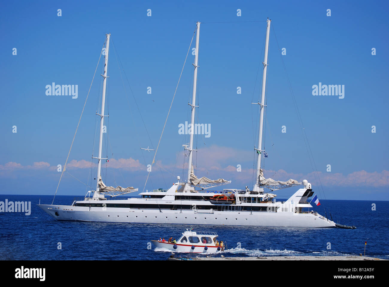 Große Luxus-Yacht, Marina Corta, Lipari, Isola Lipari, Provinz Messina, Sizilien, Italien Stockfoto