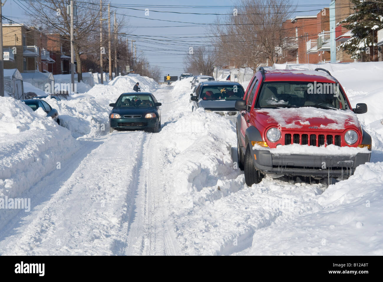 Eine Szene entlang Schnee gebunden Montreal Vorort Straße nach einem schweren Schneefall. Stockfoto