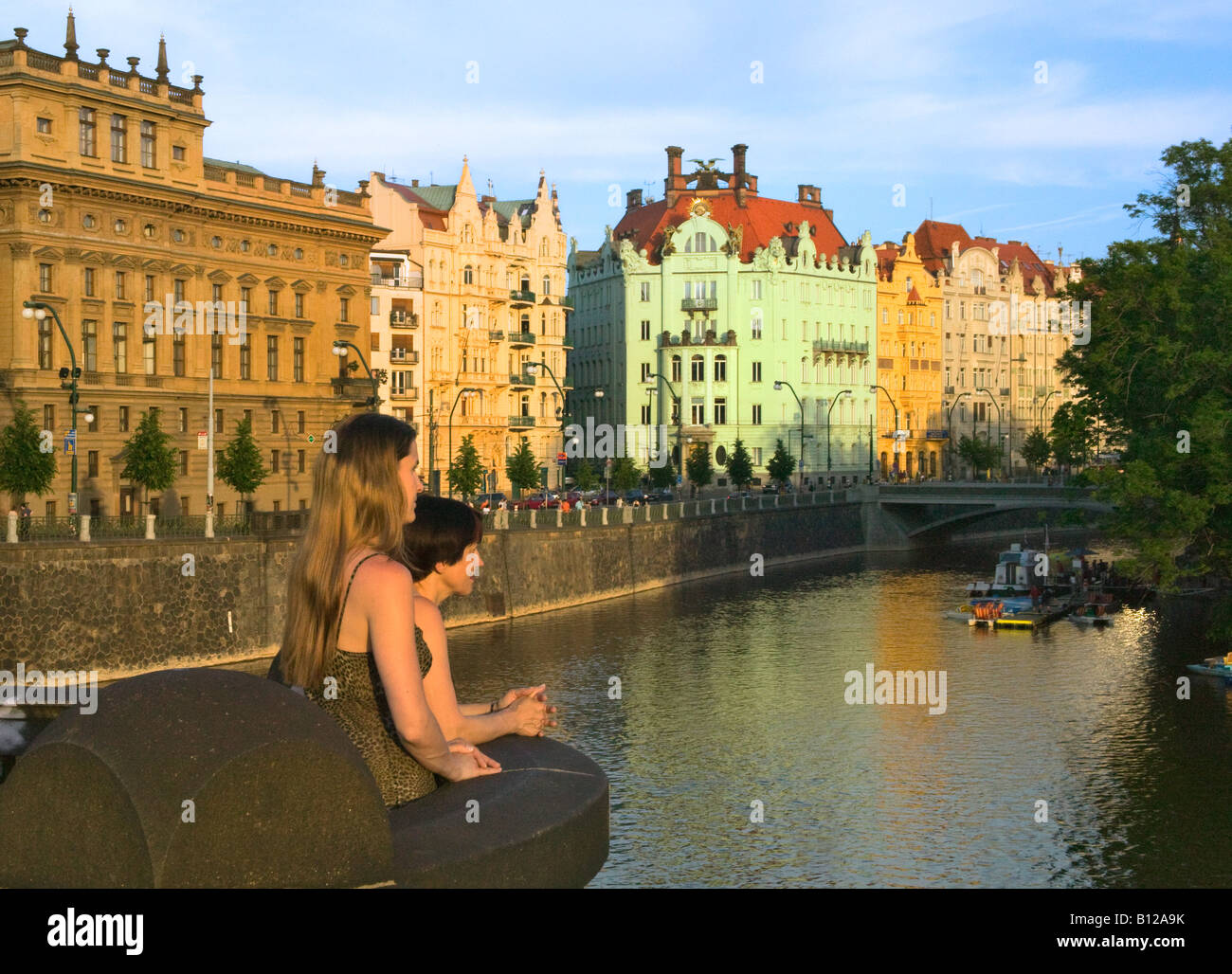 Touristen auf der Suche an historischen Gebäuden von Vltava Fluss Prag Tschechische Republik Stockfoto