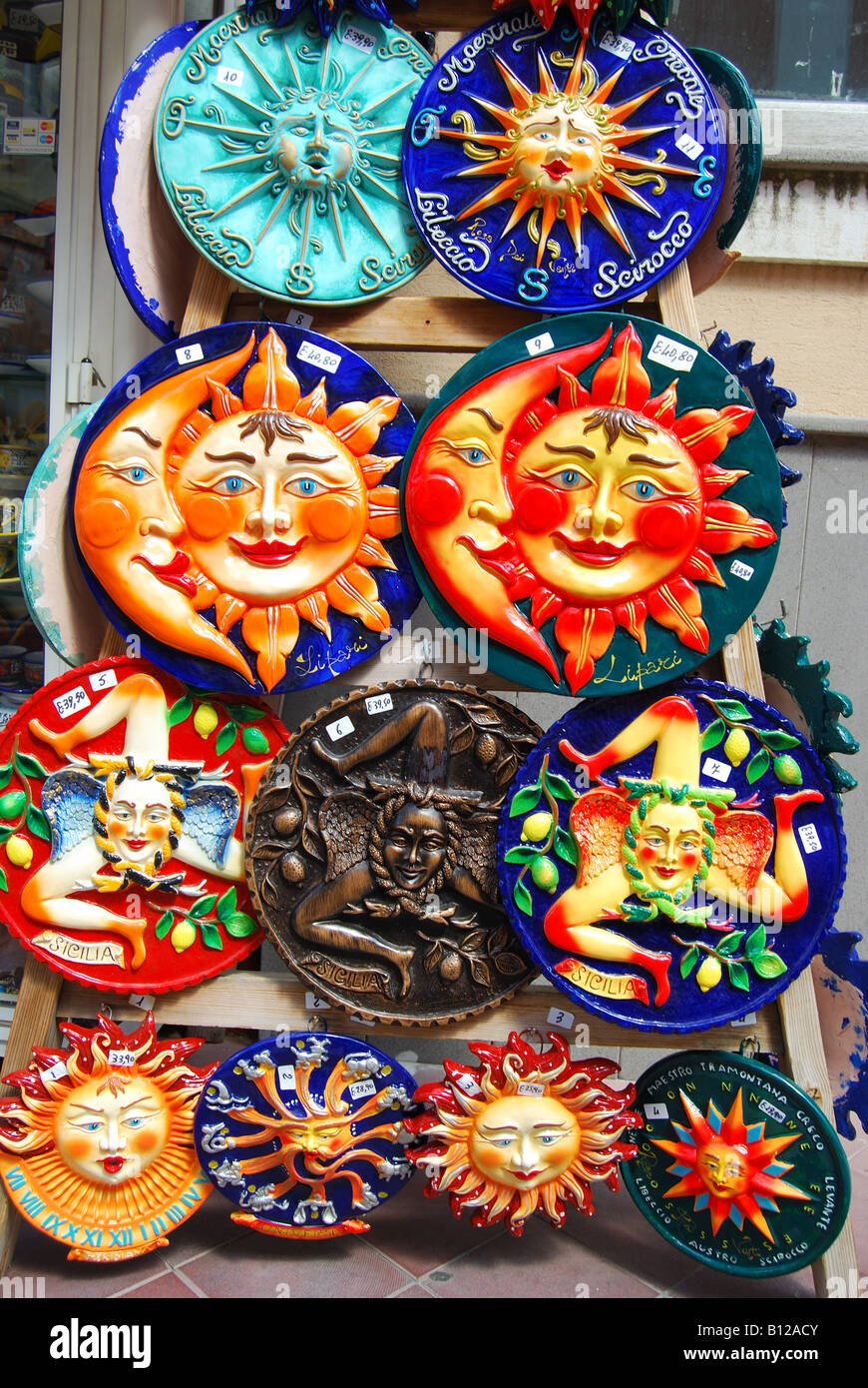 Keramik Sonne Figuren außen Souvenir-Shop, Lipari, Isola Lipari, Provinz Messina, Sizilien, Italien Stockfoto