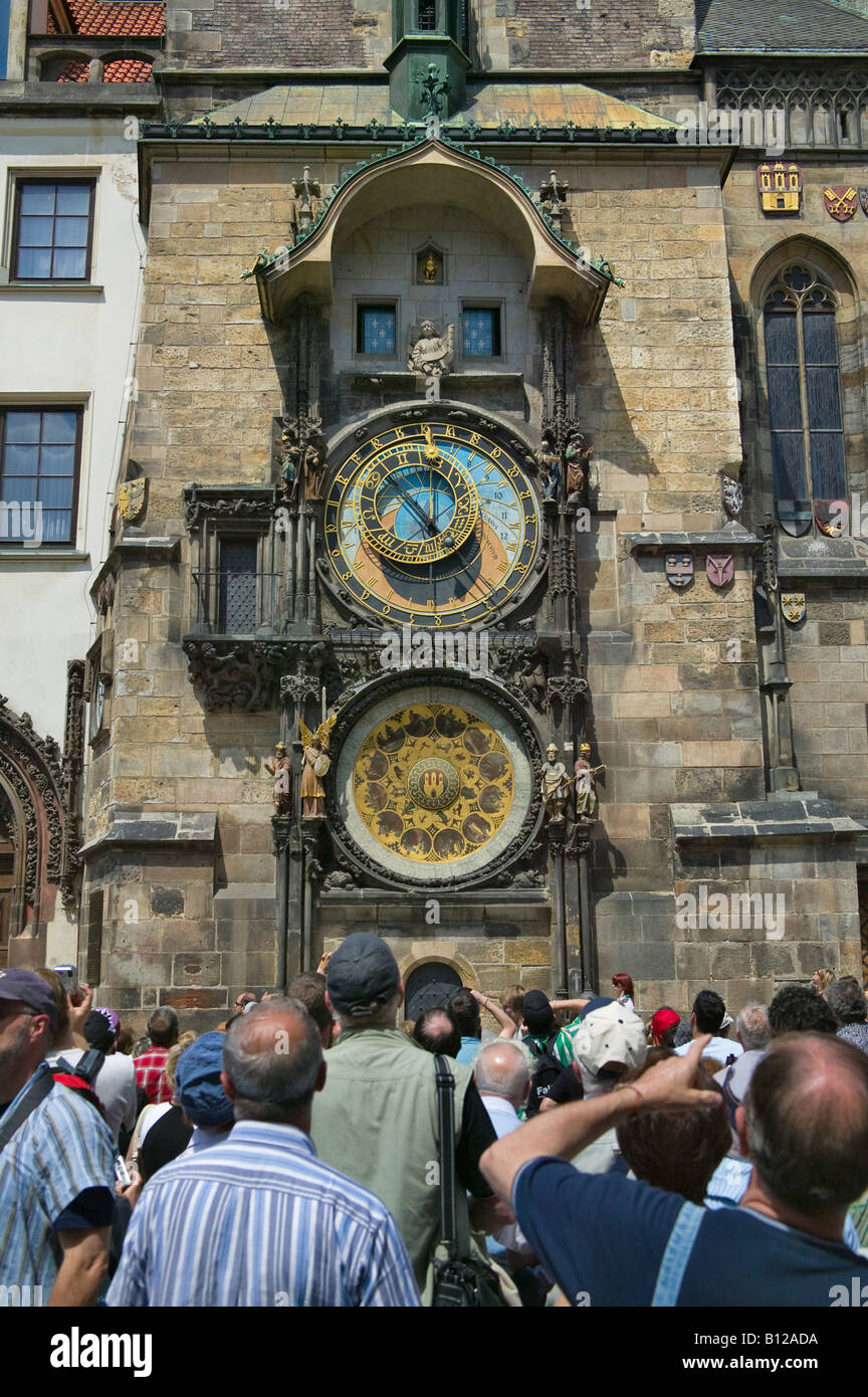 Touristen warten auf die astronomische Uhr in Prag Tschechien Fenster öffnen Stockfoto