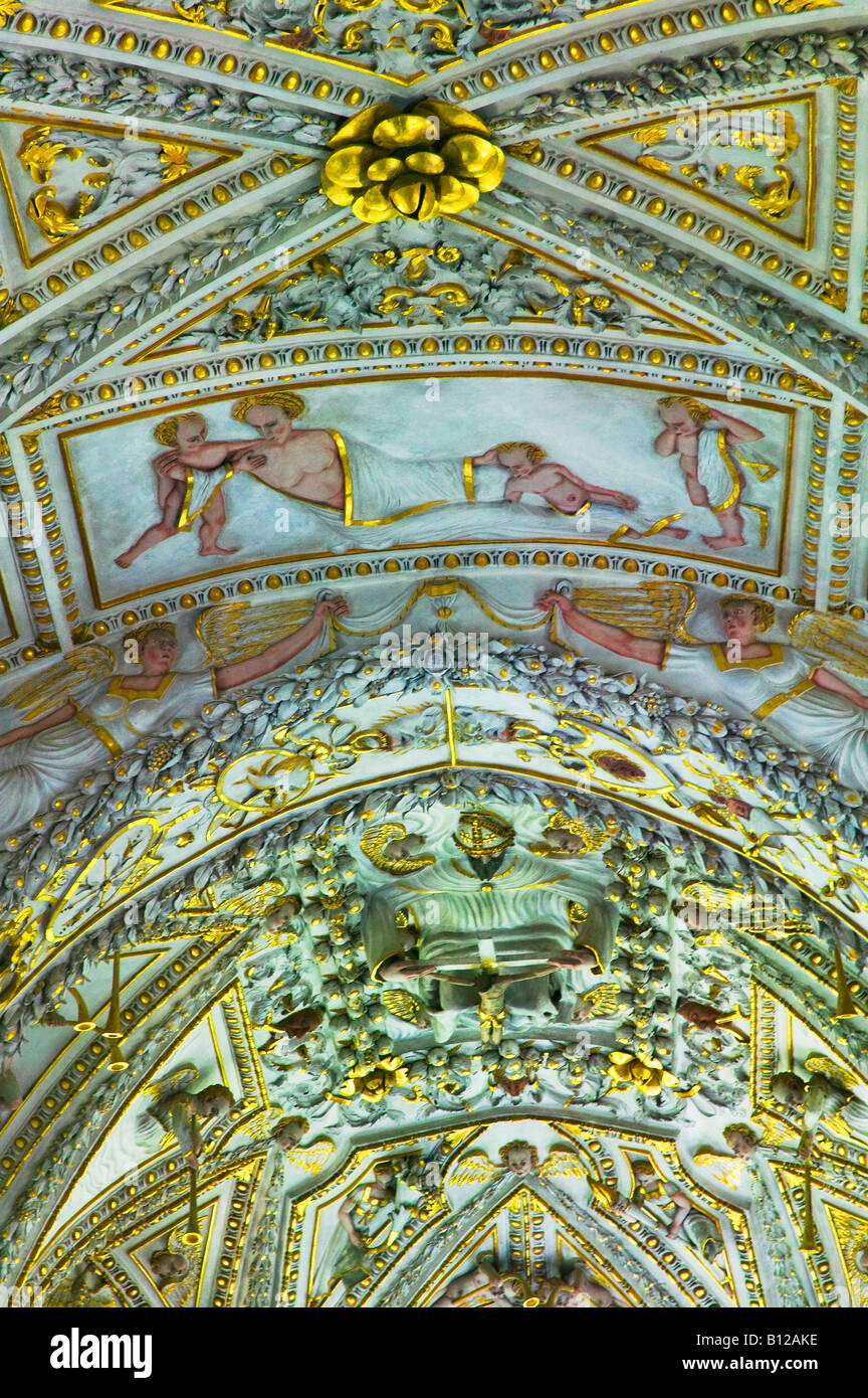 Gewölbter Decke geschmückt mit Wandmalereien im Inneren der Burg Telc Mähren Tschechien Stockfoto