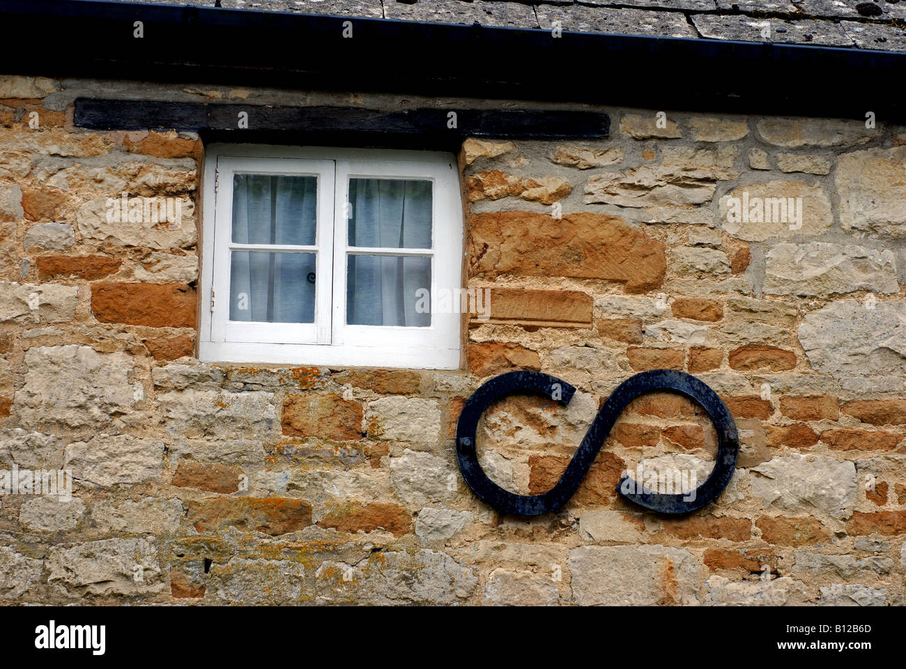 S förmige Wand Stärkung auf Cotswold Cottage, Gloucestershire, England, UK Stockfoto