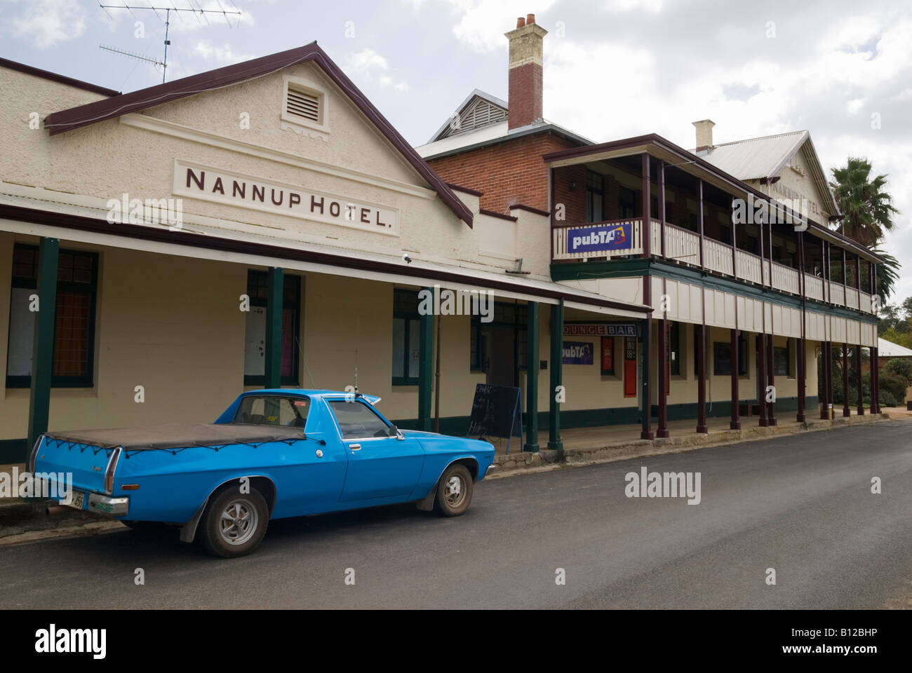 Eine alte blaue Holden Dienstprogramm geparkt vor einem traditionellen Land Stadt Pub, Nannup, Western Australia Stockfoto