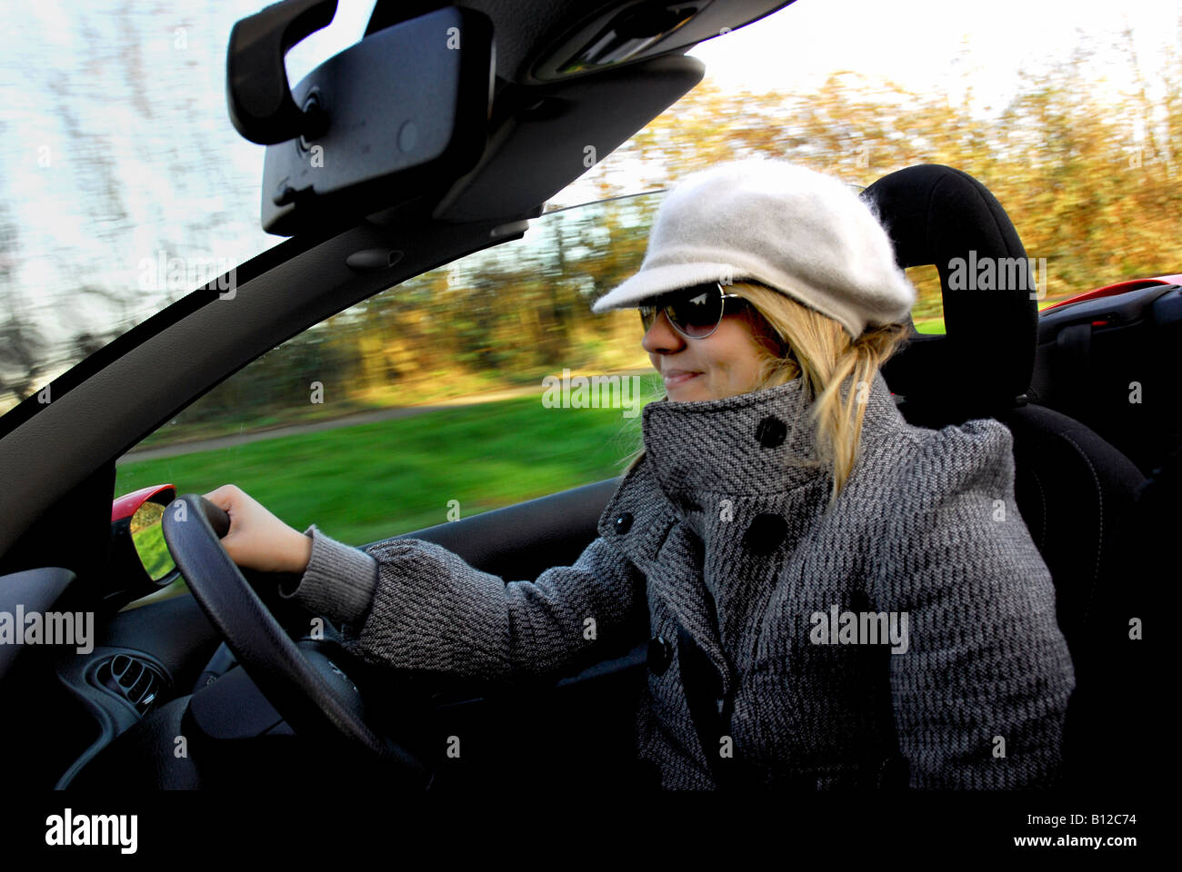 Mädchen fahren eine offene Sportwagen in der Landschaft von Surrey England Großbritannien Stockfoto