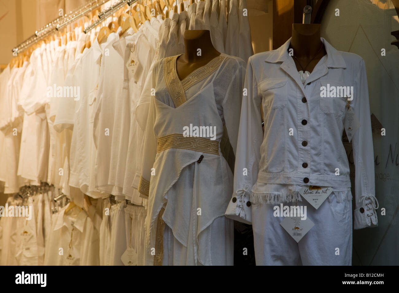 Französischen Bekleidungsgeschäft Schaufenster in Carcassonne Pays Cathare Stockfoto