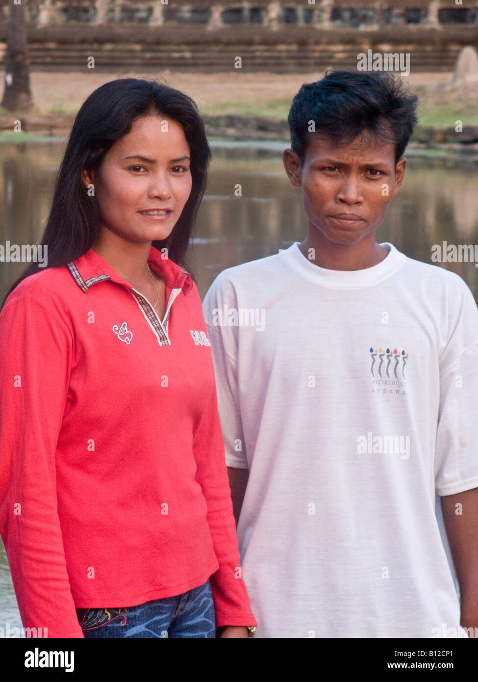 Kambodschanische Paar posieren für Foto vor Angkor Wat, Kambodscha Stockfoto