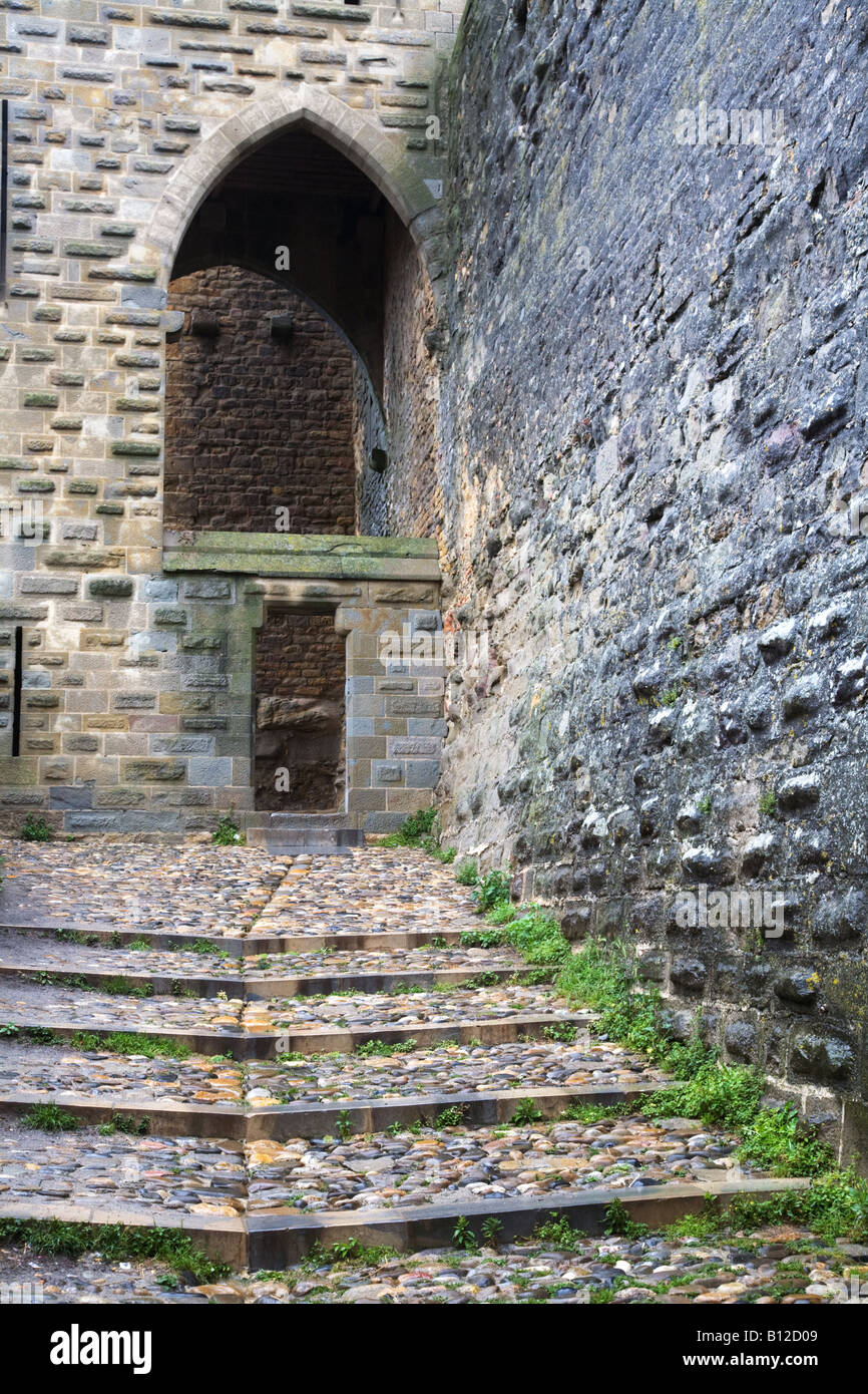 Schritte und Durchgang Teil der Burg Stadtmauer in der Cité von Carcassonne auf der Nordseite des Flusses Aude. Stockfoto