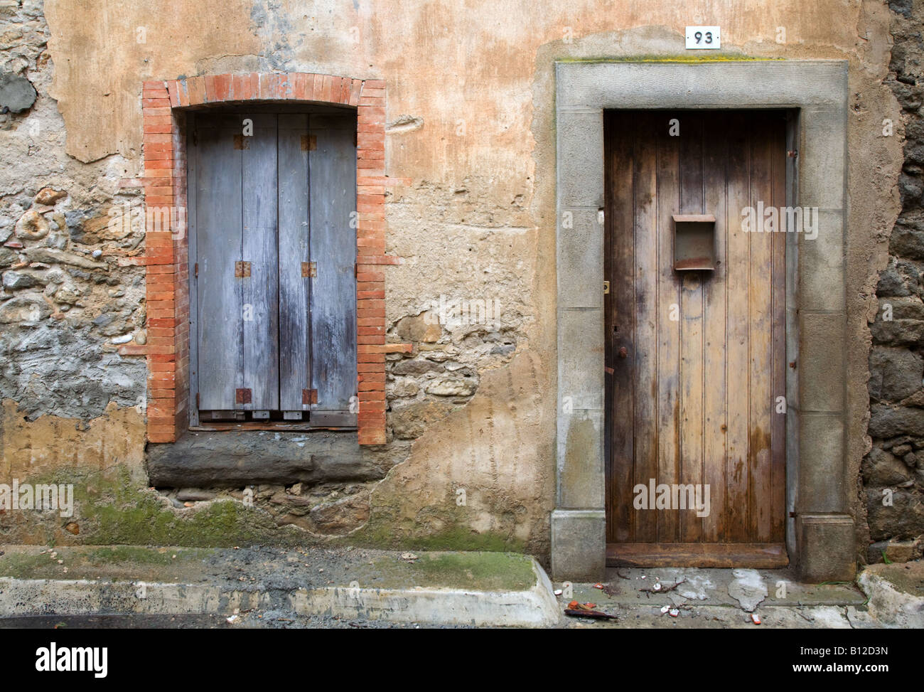 Eine alte Holztür Französisch mediterrane und Fenster