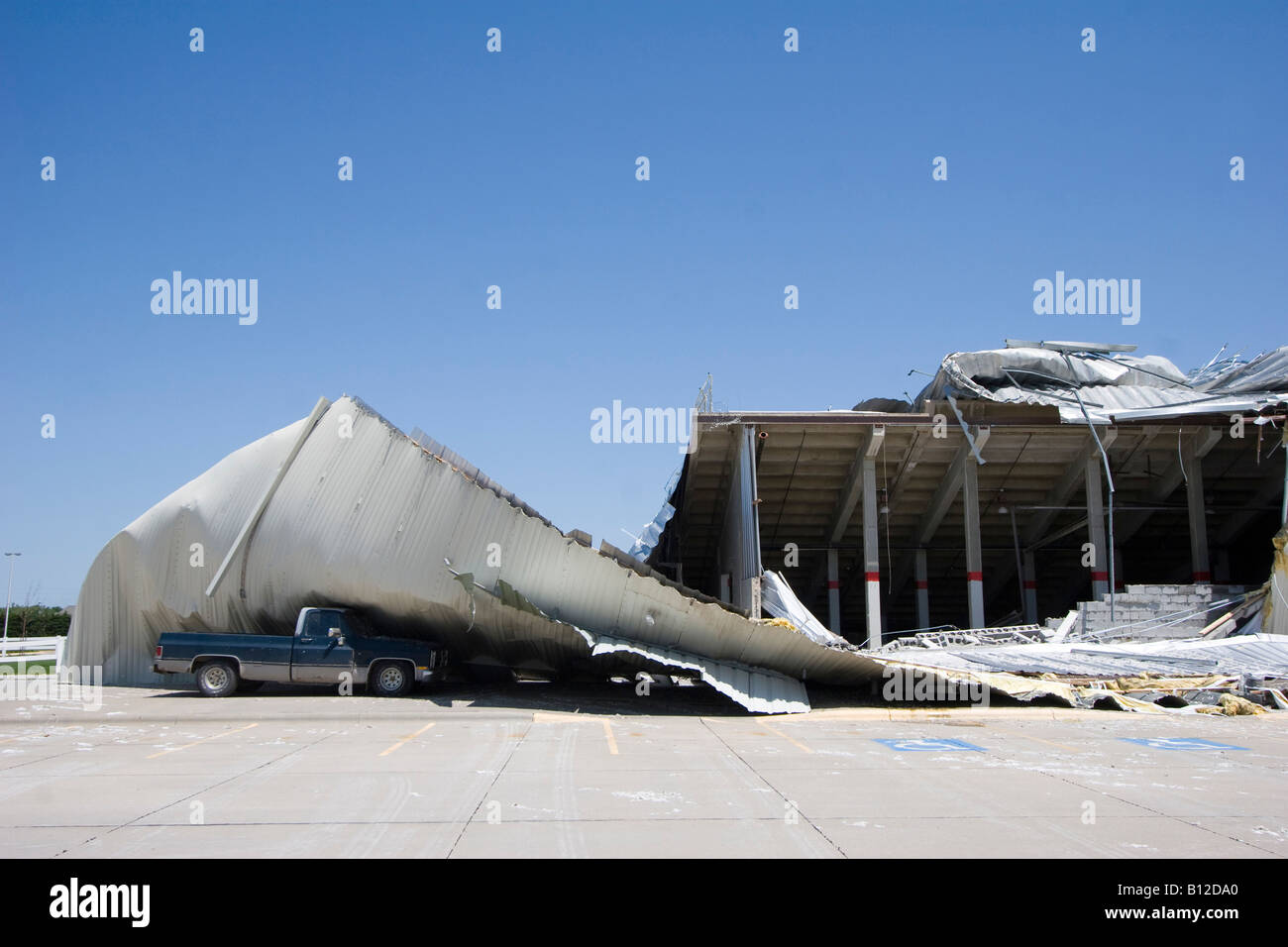Ein Pickup-Truck wird unter dem zerstörten Buffalo County Ausstellung Gebäude in Kearney, Nebraska angeheftet. Stockfoto