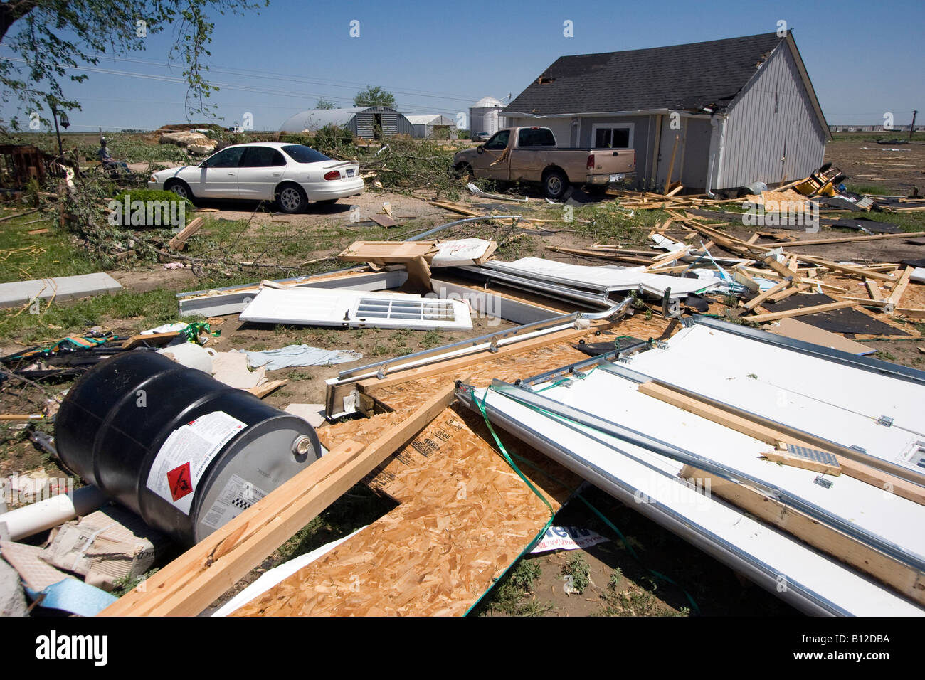 Die Überreste einer Garage enthaltenen Oldtimer bei Bill Foster s home Kearney Nebraska. Kearney fiel ein Tornado EF 2 Stockfoto