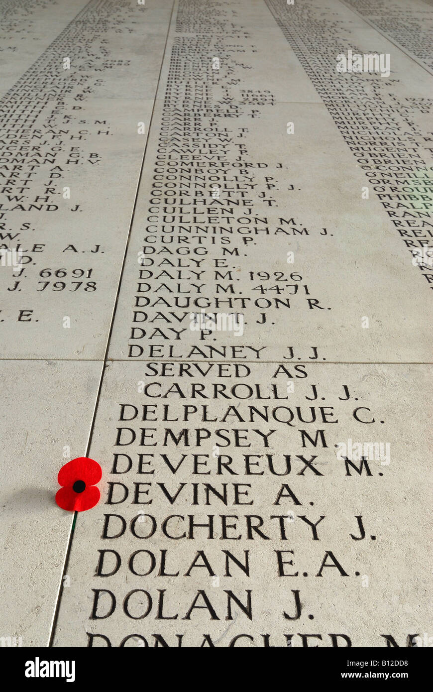 Namen der fehlenden ersten Weltkrieg Soldaten eingeschrieben auf Menin Gate in Ypern, Belgien Stockfoto