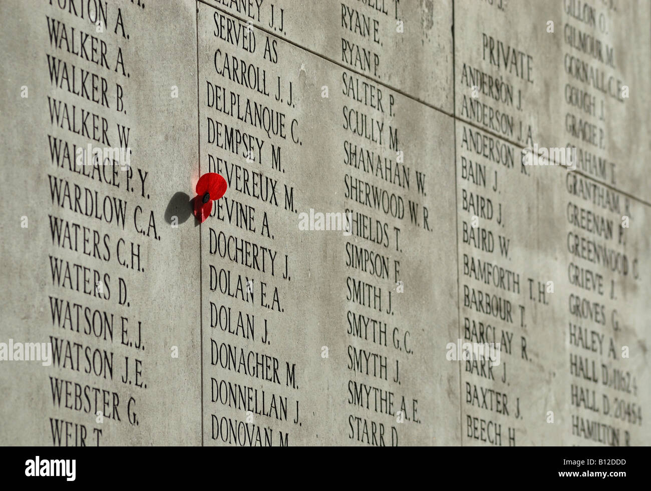 Namen der fehlenden ersten Weltkrieg Soldaten eingeschrieben auf Menin Gate in Ypern, Belgien Stockfoto