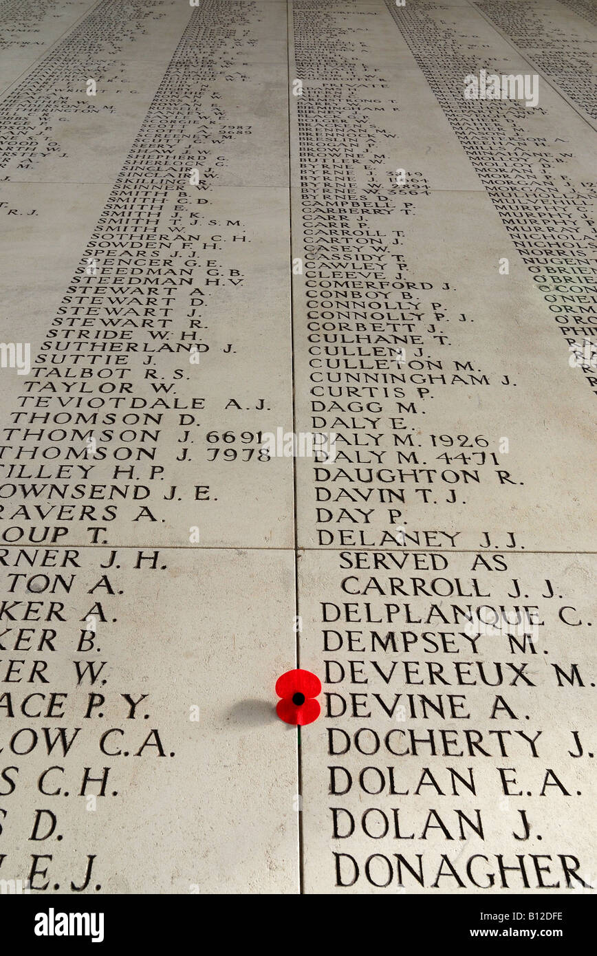 Namen der fehlenden ersten Weltkrieg Soldaten eingeschrieben auf Menin Gate in Ypern, Belgien Stockfoto