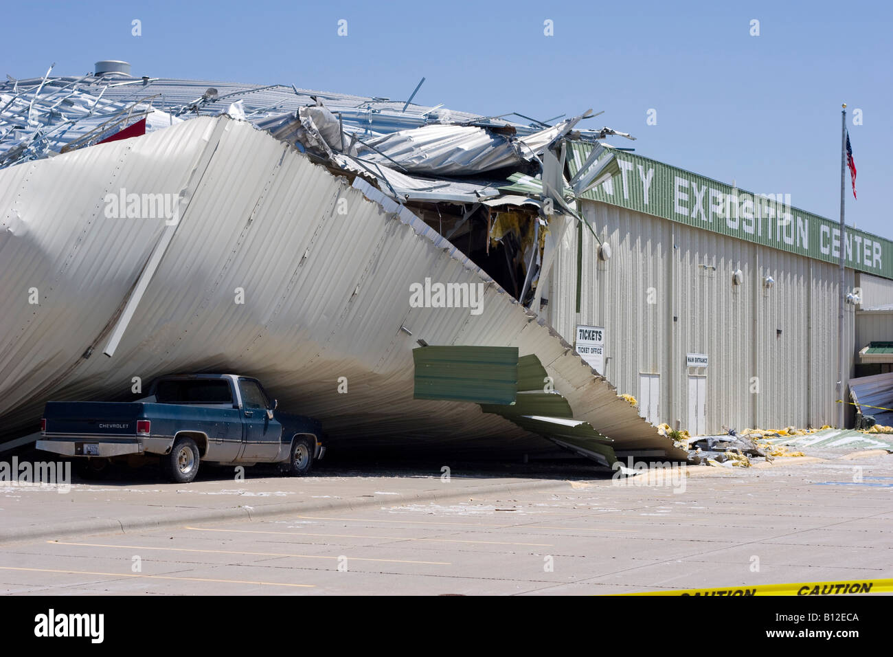 Ein Pickup-Truck wird unter dem zerstörten Buffalo County Ausstellung Gebäude in Kearney, Nebraska angeheftet. Stockfoto