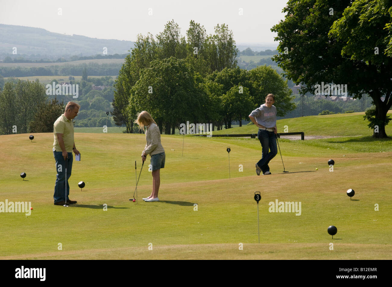 Familie gefährden Haigh Hall Land Golf spielen Parken Wigan Lancashire Sommernachmittag Stockfoto