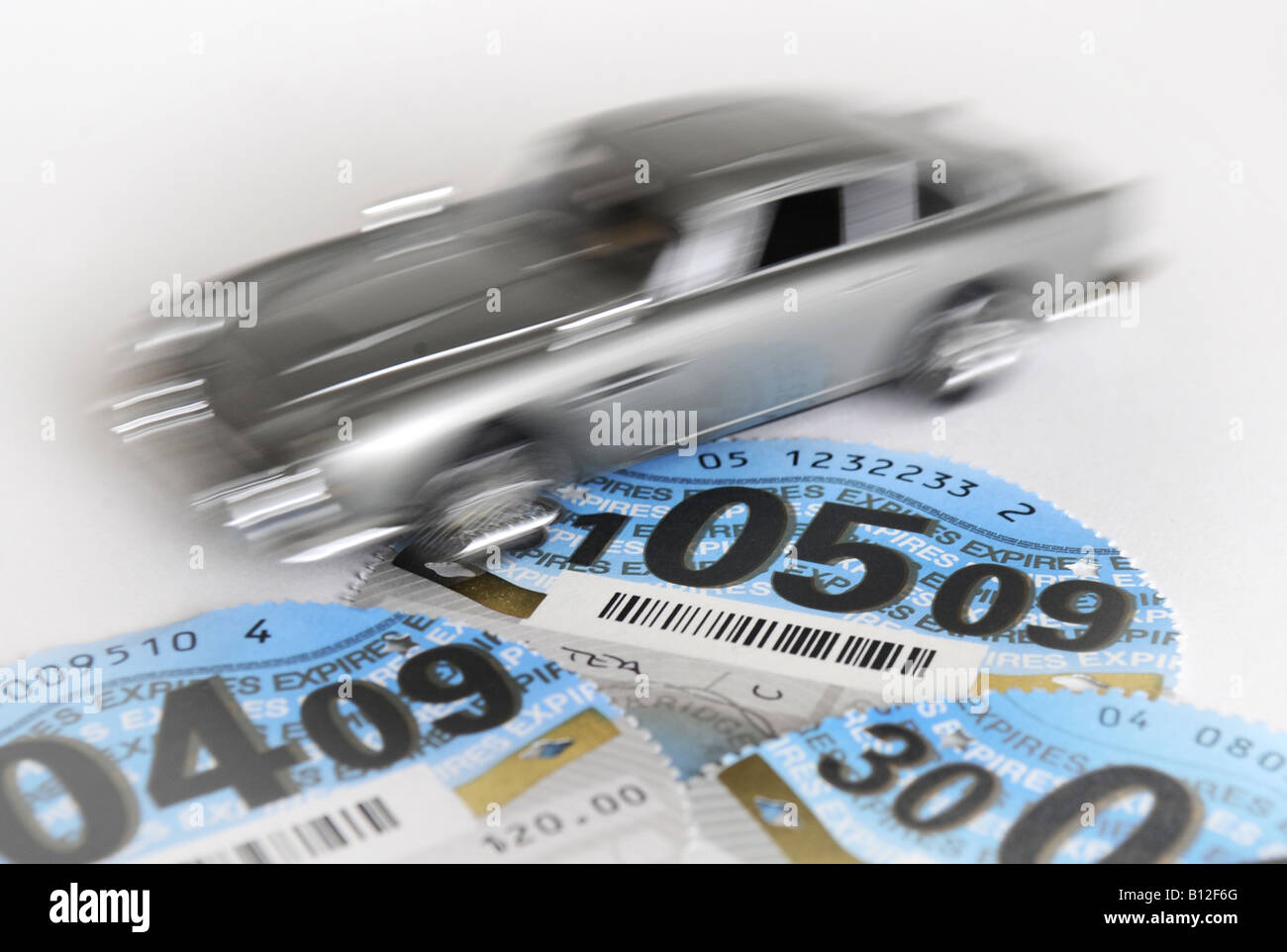 AUTO MIT BRITISH ROAD TAX SCHEIBEN, UK. Stockfoto