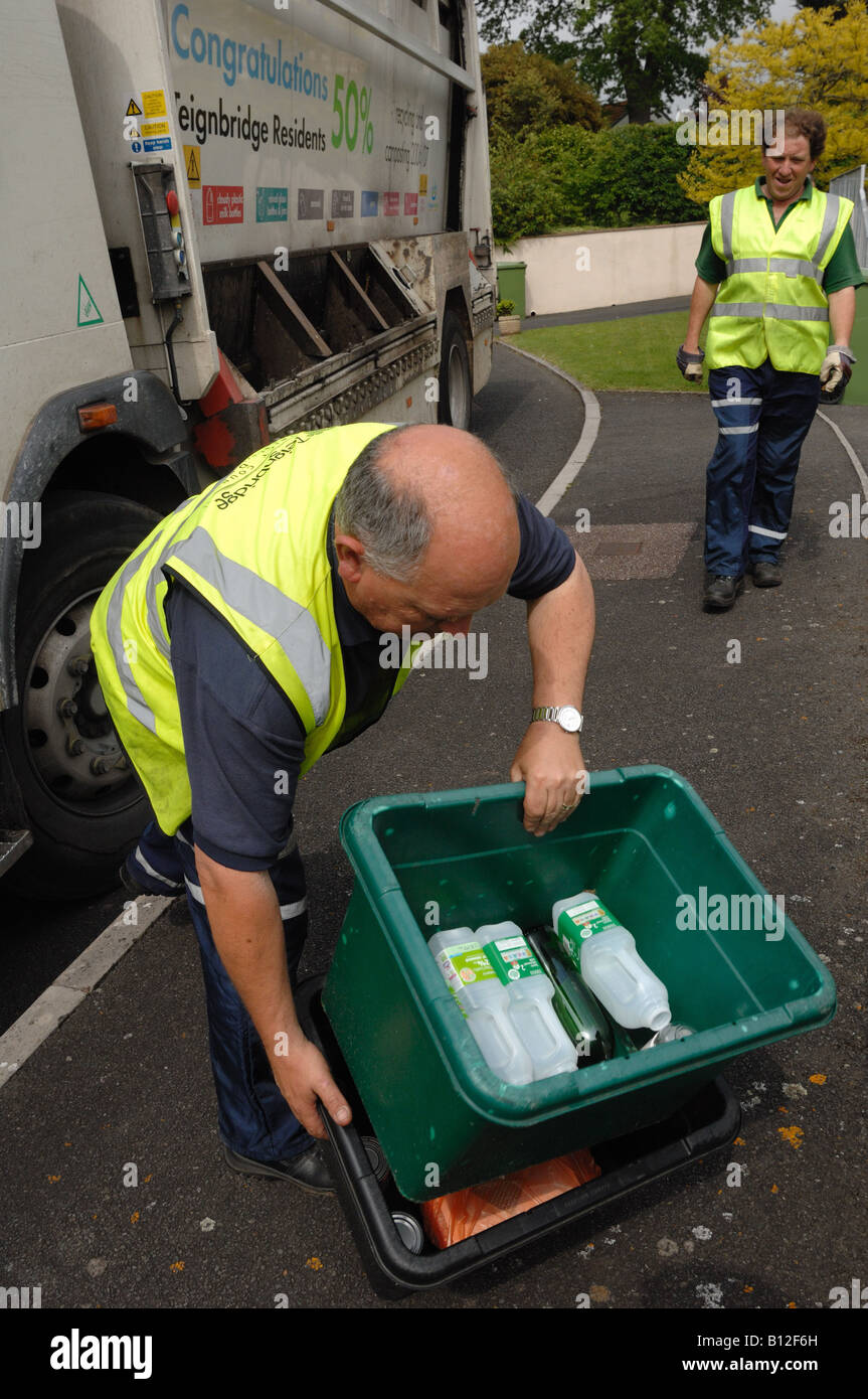 Bordsteinkante recycling-Sammlungen in Bishopsteignton Devon England Stockfoto