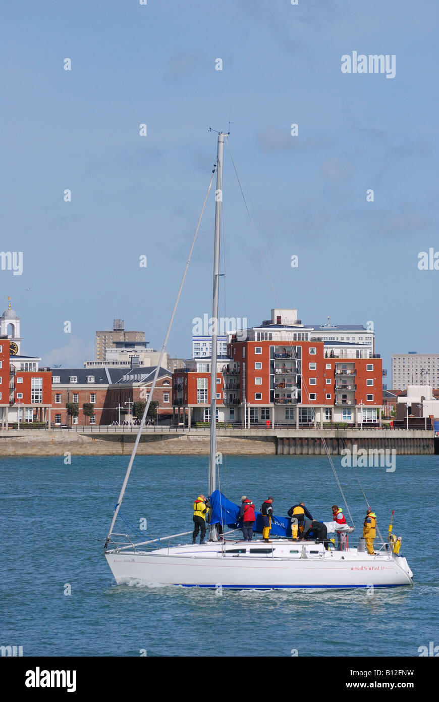 Yacht-Rückkehr zum Yachthafen, Hafen von Plymouth, Gosport, Hampshire, England, Vereinigtes Königreich Stockfoto