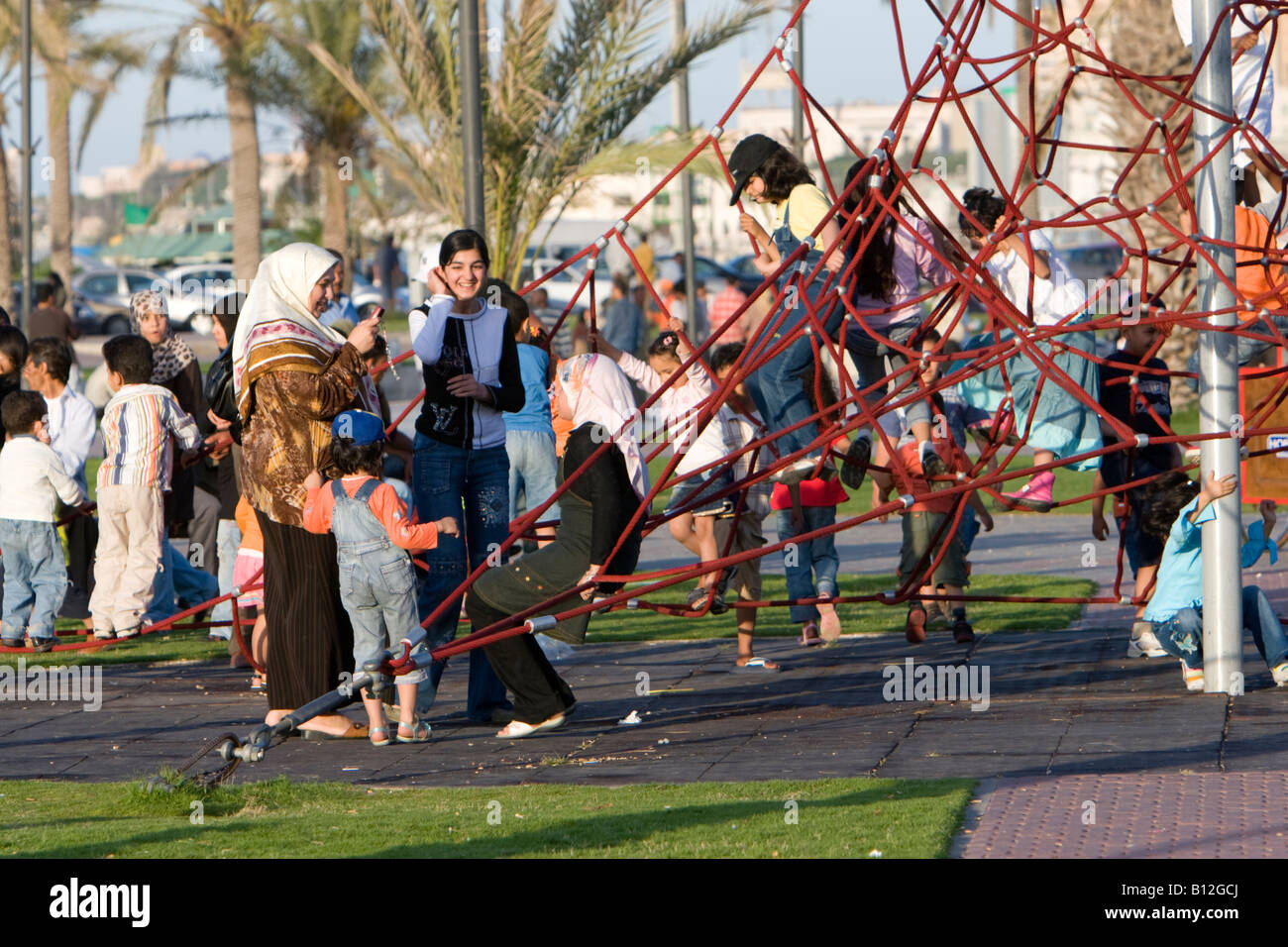 Tripolis, Libyen, Nordafrika. Spielplatz Park in der Nähe des Grünen Platzes. Kinder Klettern Apparate. Stockfoto