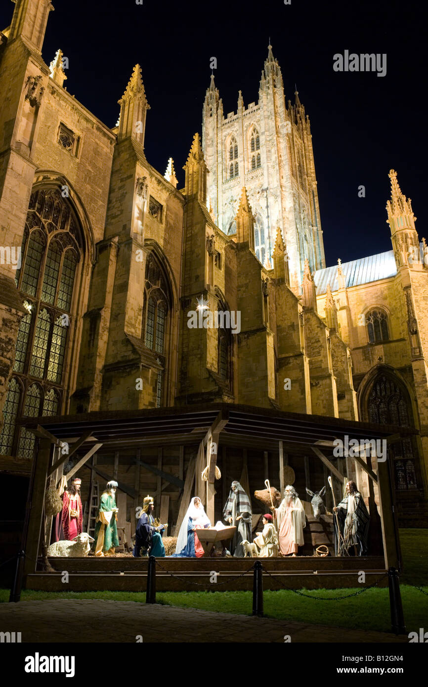Die Kathedrale von Canterbury mit Weihnachten stand in der Nacht, Kent, UK Stockfoto