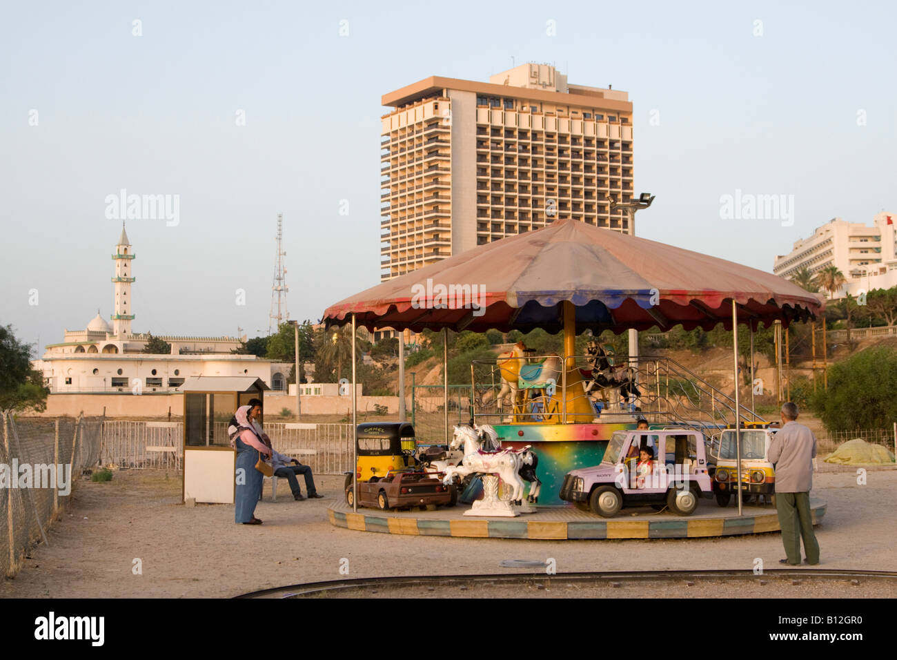 Tripolis Libyen Nordafrika libyschen Eltern beobachten Kind auf Vergnügungspark Stockfoto
