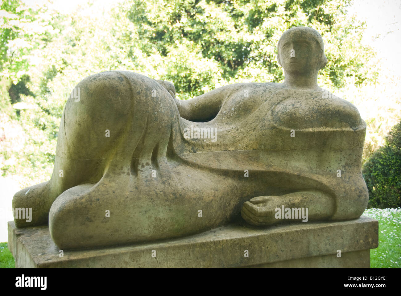 Eine Skulptur von Henry Moore in den Gärten der Dartington Hall Stockfoto