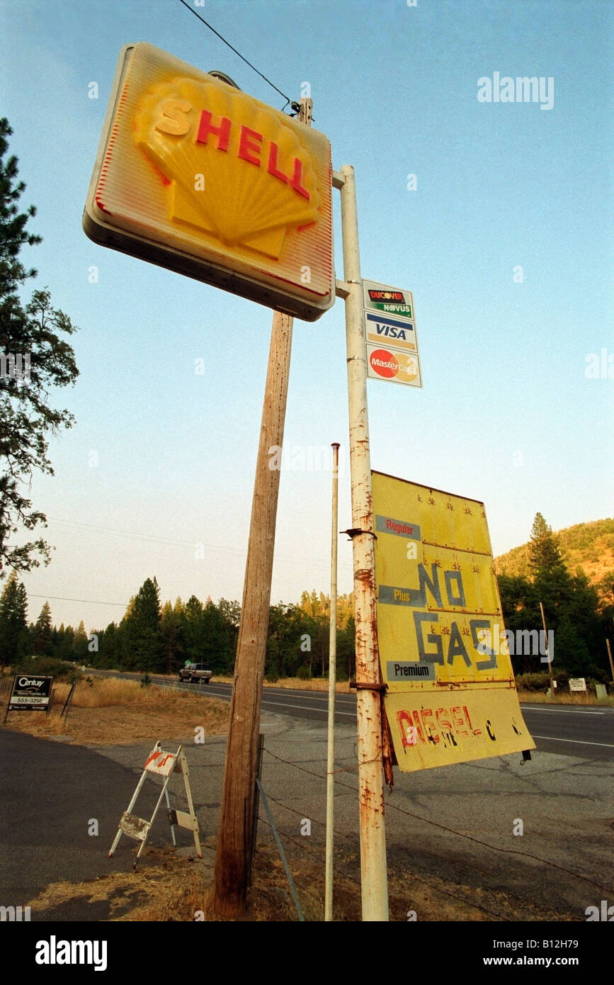 Datei-Foto: Kalifornien, USA. Vandalisiertes Schild an einer verlassenen Shell Tankstelle entlang des California Highway 120, das zum Yosemite National Park führt. Stockfoto
