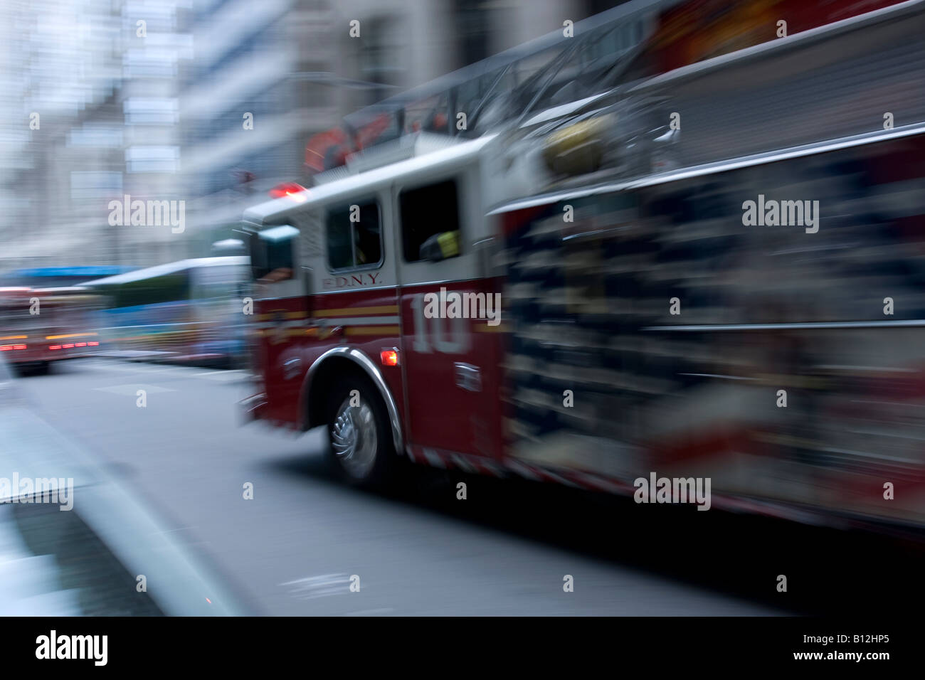 Ein FDNY-LKW stürzt in die Szene eines Notfalls in Manhattan, New York. Stockfoto