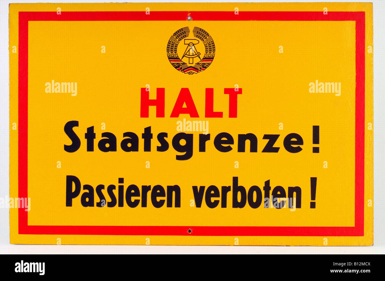 DDR, Ostdeutschland, Warnschild: "Halt - Staatsgrenze - Passieren verbotenes!" (Stopp! Landesgrenze! Nicht kreuzen!), ca. 1980, Stockfoto