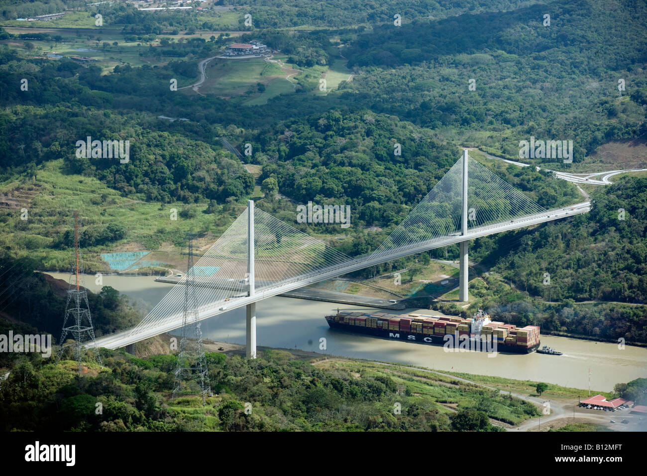 PANAMAX-CONTAINERSCHIFF IM CENTENNIAL MILLENNIUM BRIDGE CULEBRA GALLIARD SCHNITT PANAMAKANAL PANAMA Stockfoto