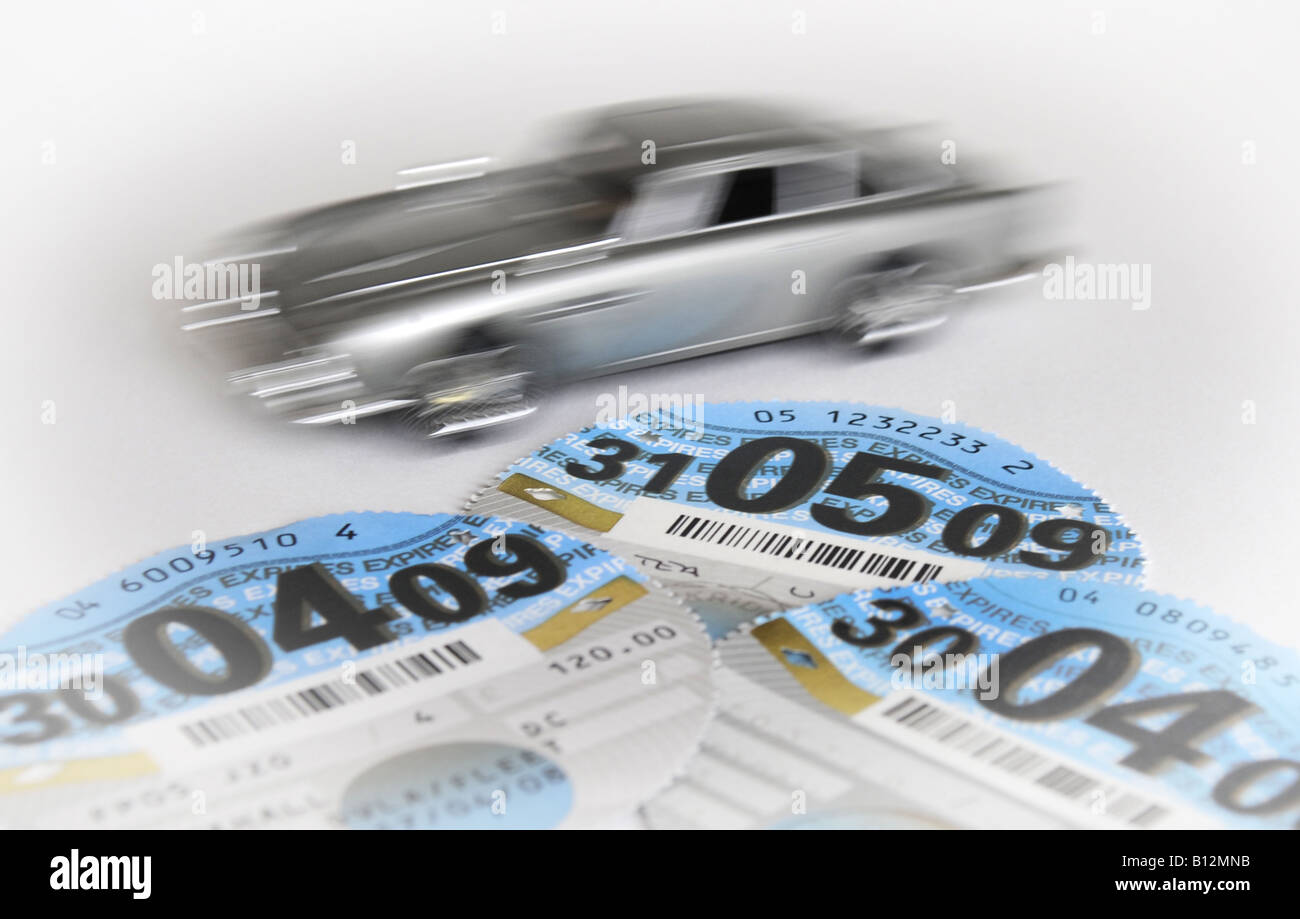 AUTO MIT BRITISH ROAD TAX SCHEIBEN, UK. Stockfoto