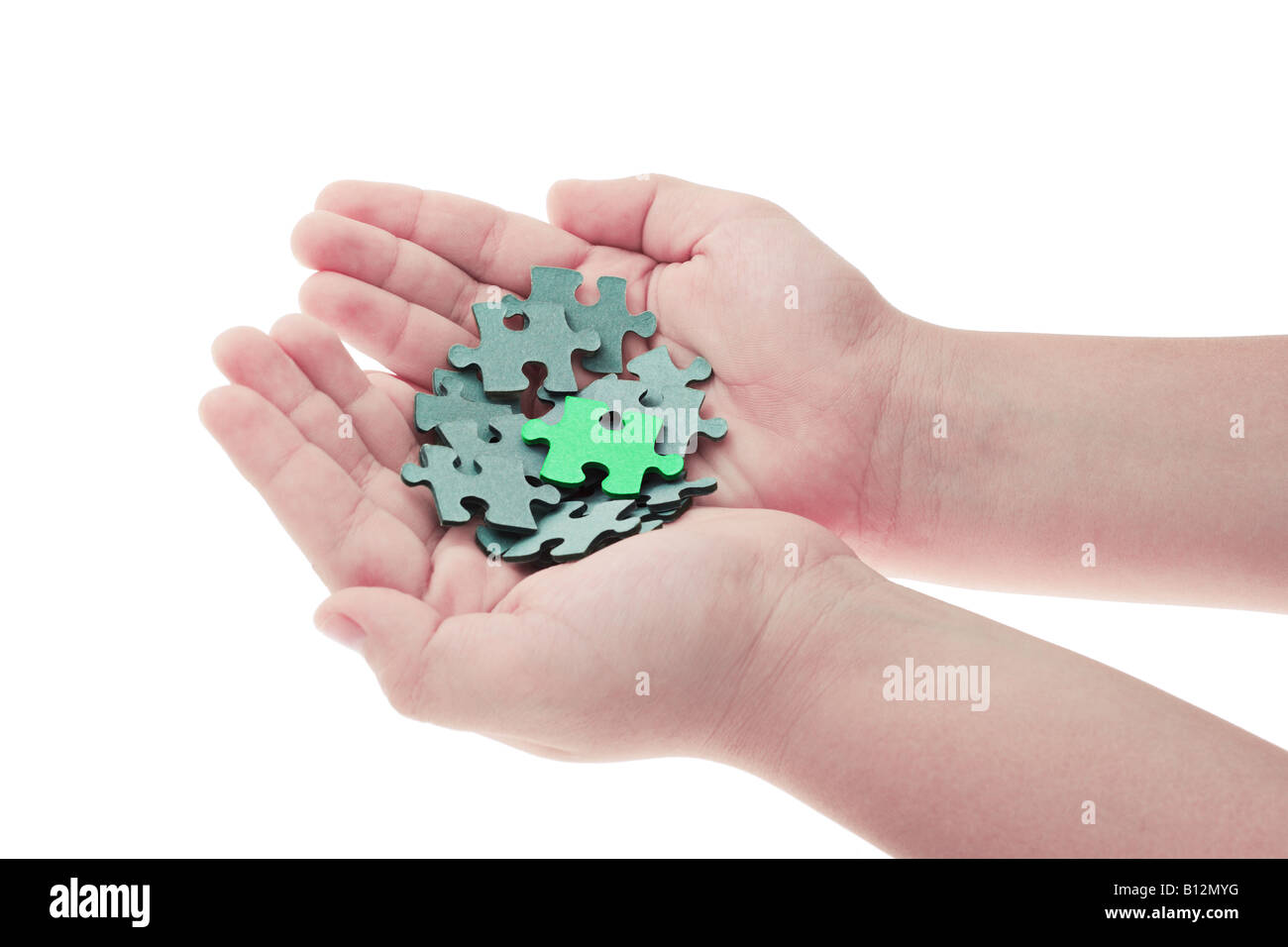 Teile Puzzles in junge Hände und man wird hervorgehoben Stockfoto