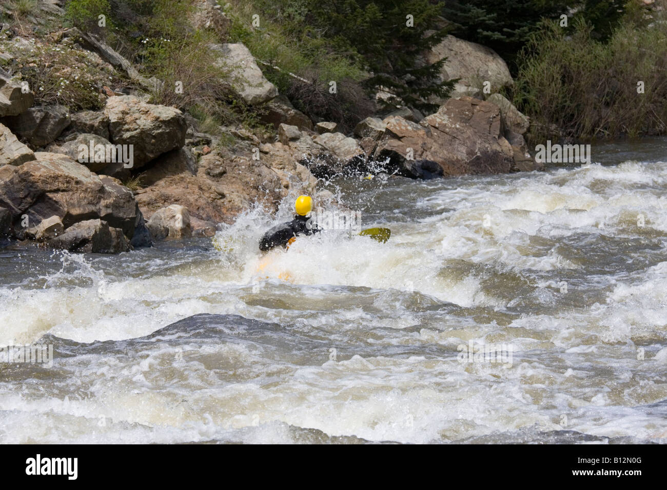 Kajak-Paddler verhandelt Kategorie 5 Wildwasser in klare Knarren auf einem wunderschönen Colorado früh Sommernachmittag Stockfoto