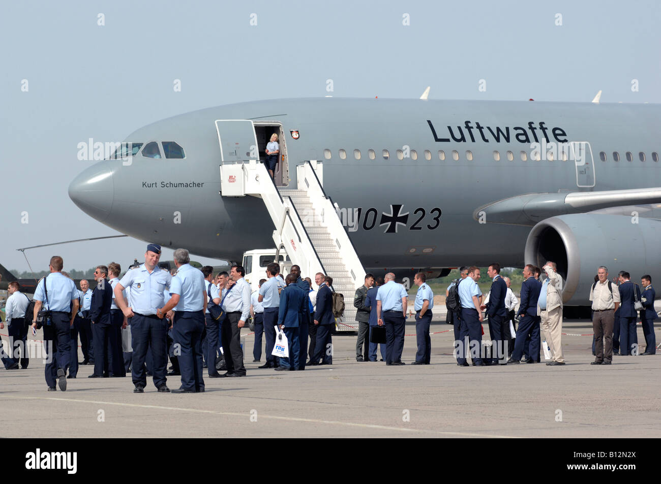 Deutsche Soldaten vor Airbus A310 PAX - Kurt Schumacher - der deutschen Luftwaffe Stockfoto