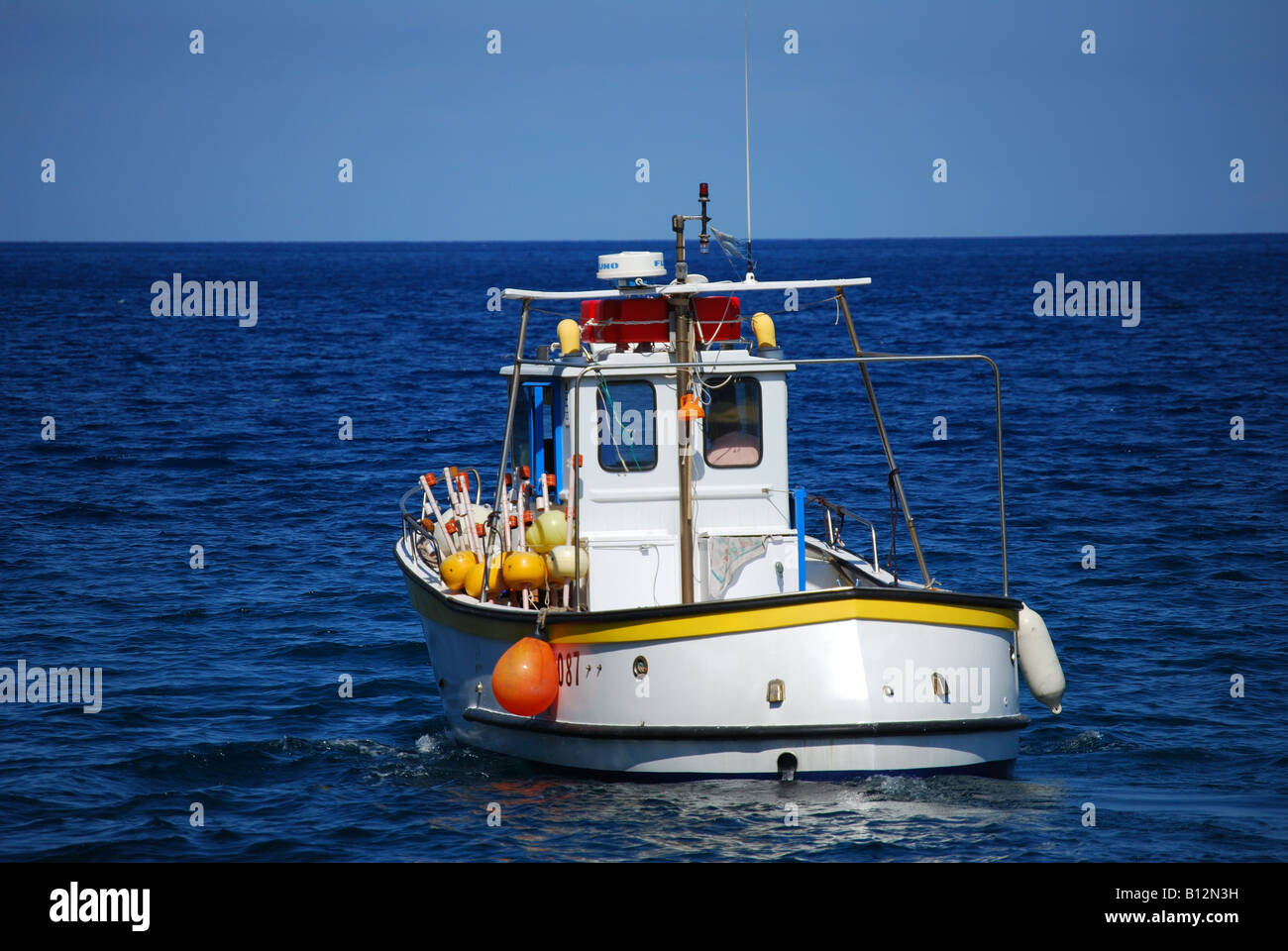 Bunte Fischerboot verlassen Hafen Marina Corta, Lipari, Isola Lipari, Provinz Messina, Sizilien, Italien Stockfoto