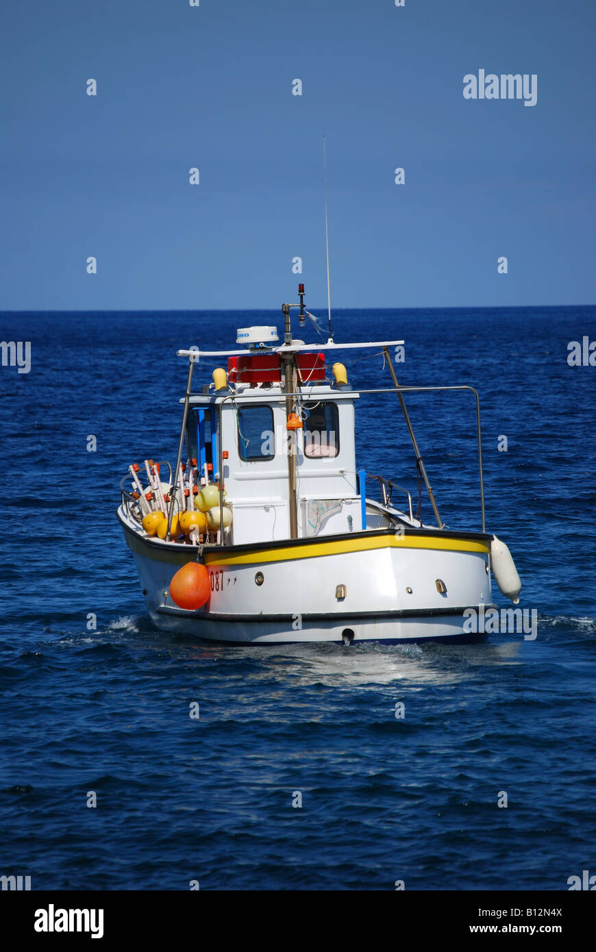 Bunte Fischerboot verlassen Hafen Marina Corta, Lipari, Isola Lipari, Provinz Messina, Sizilien, Italien Stockfoto