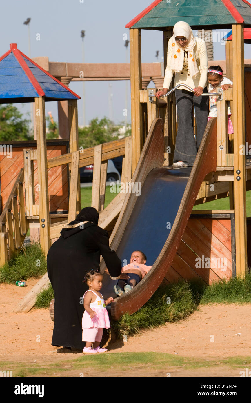 Tripoli, Libyen, Nordafrika. Nachmittag in dem öffentlichen Park Spielplatz in der Nähe der Green Square. Kinder auf Folie. Stockfoto