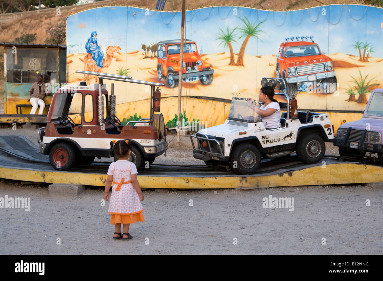 Tripolis Libyen in Nordafrika kleines Mädchen beobachten Vergnügungspark Stockfoto