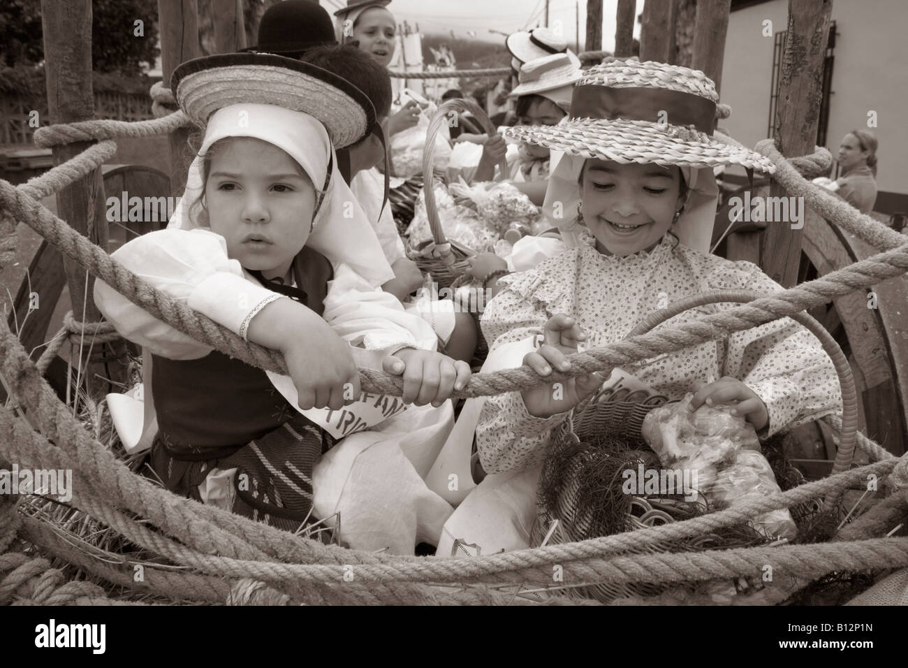 Zwei spanische Mädchen in traditioneller Kleidung bei Fiesta auf Teneriffa  auf den Kanarischen Inseln Stockfotografie - Alamy