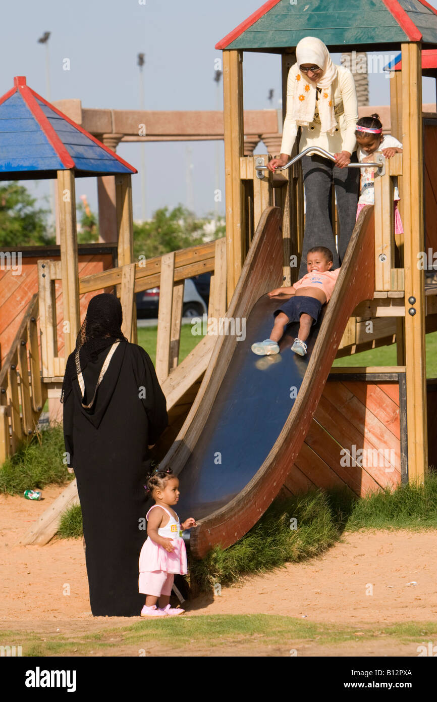 Tripoli, Libyen, Nordafrika. Nachmittag in dem öffentlichen Park Spielplatz in der Nähe der Green Square. Kinder auf Folie. Stockfoto