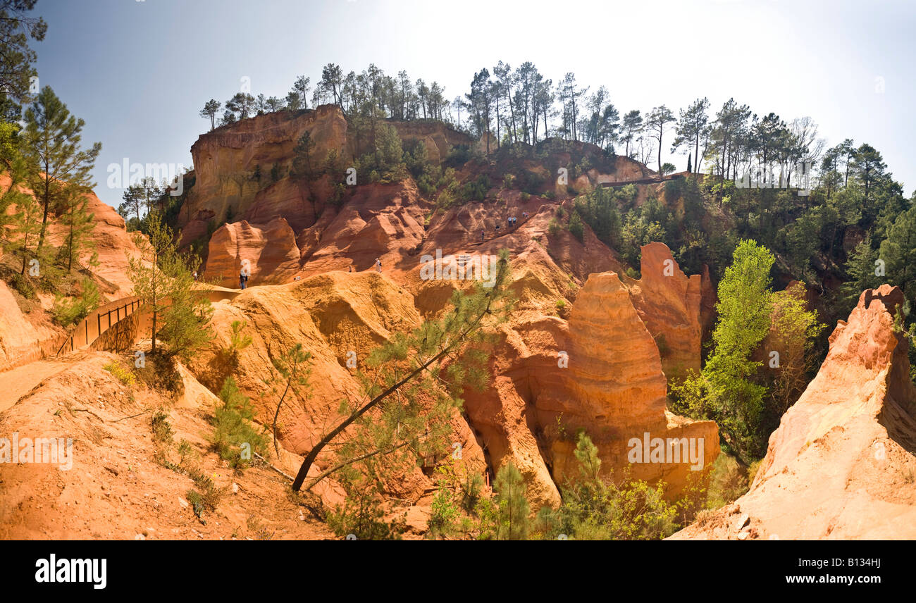 Ein Blick auf "Ocker Pfad" in der Gemeinde von Roussillon (Frankreich). Vue Panoramique du "Sentier des Ocres" (Roussillon 84220 - Frankreich). Stockfoto