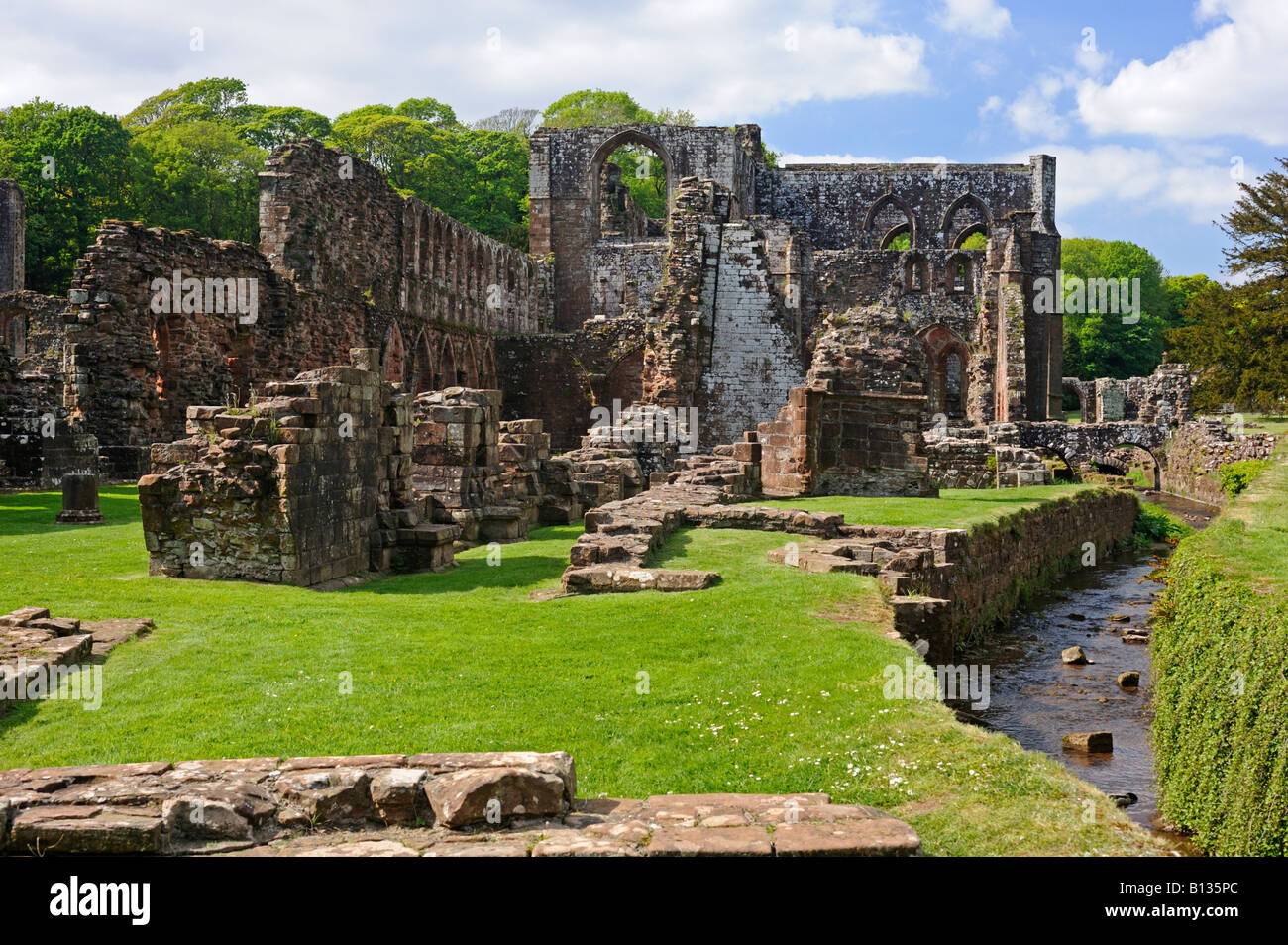 Ansicht von Süden. Furness Abbey, Cumbria, England, Vereinigtes Königreich, Europa. Stockfoto