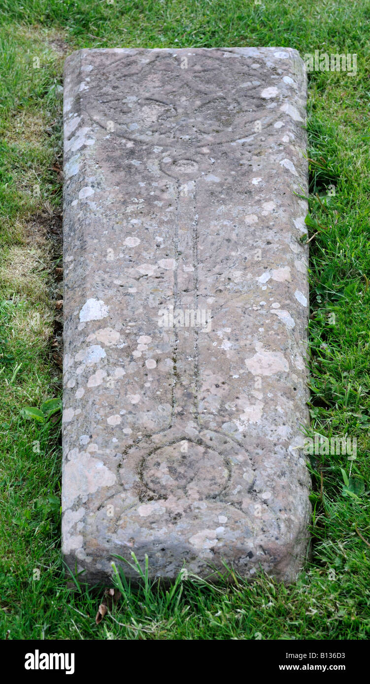 Geschnitzten Stein Sargdeckel. Furness Abbey, Cumbria, England, Vereinigtes Königreich, Europa. Stockfoto