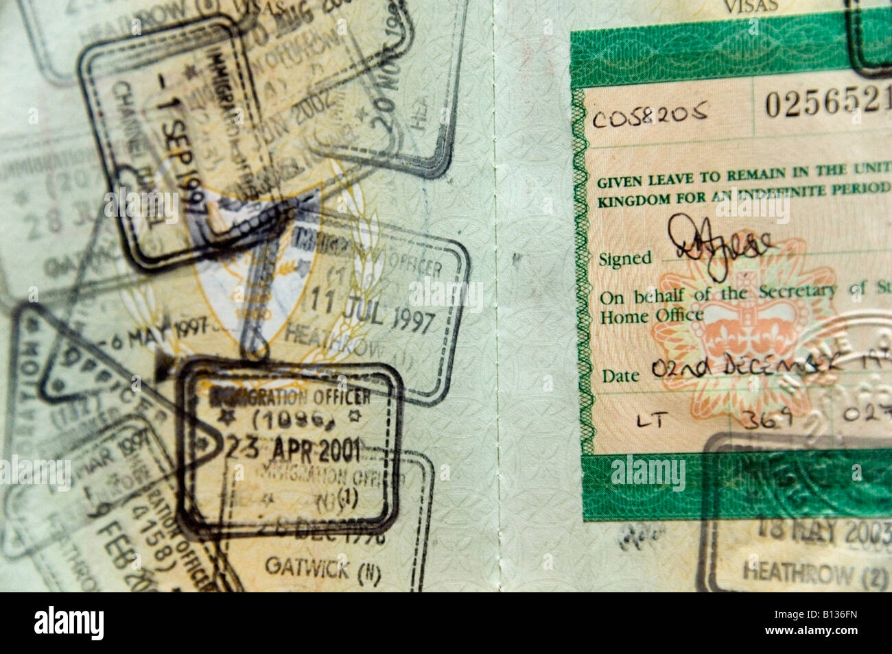 Gemischte Visum Briefmarken in einem Pass für Vereinigte Königreich aus bekannten UK Grenzkontrolle, Heathrow, Gatwick, Kanaltunnel Stockfoto