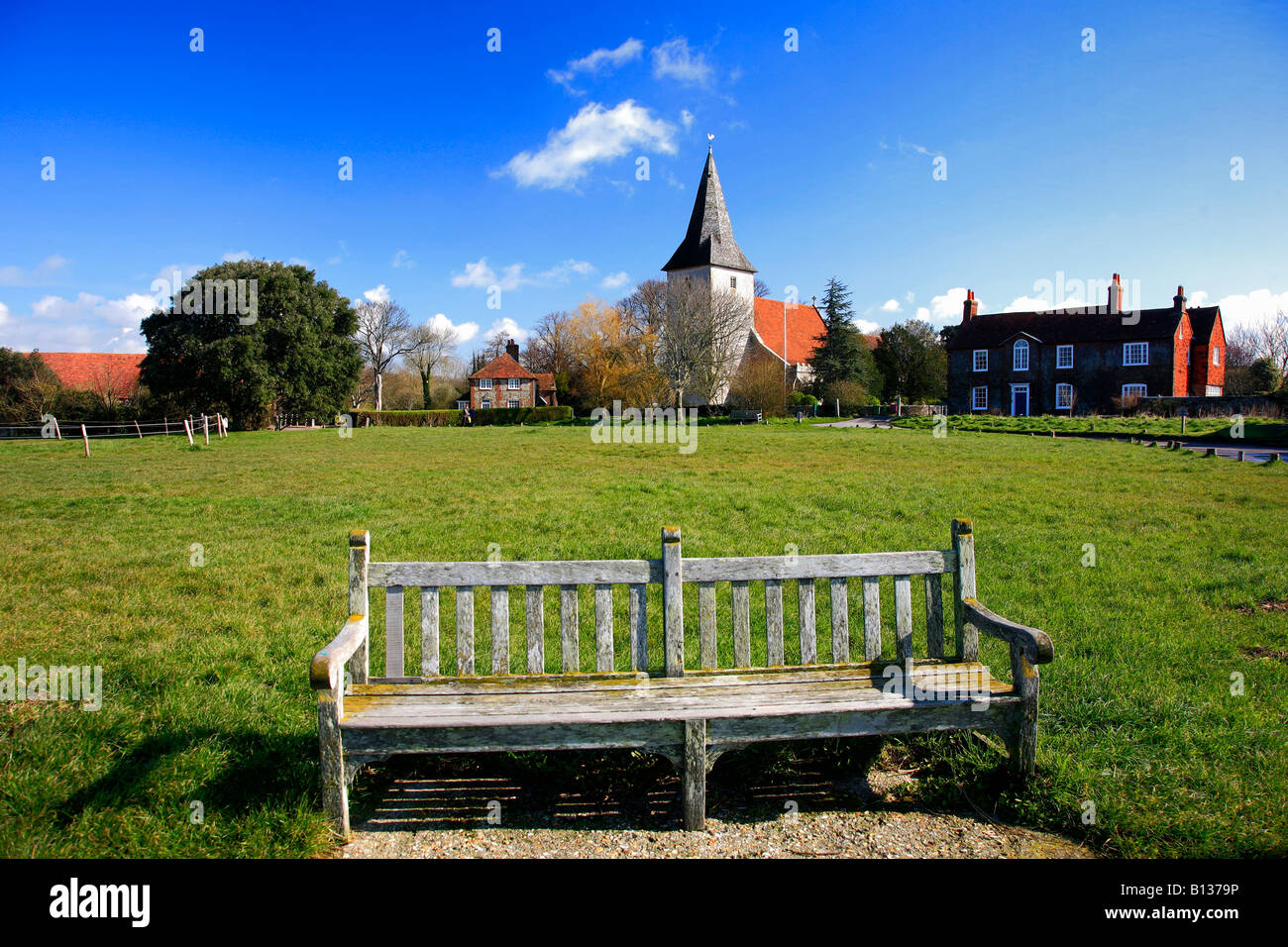 Blauer Himmel Sommer Bank der Holy Trinity Church Bosham Hafen West Sussex England Großbritannien UK Stockfoto